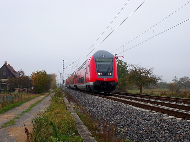 146 229 scheibt den RE 4708 durch die BK Basheide. Aufgenommen am 29.10.2009