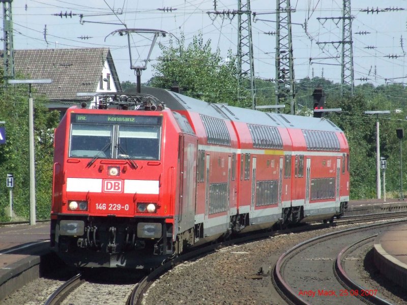 146 229 der Schwarzwaldbahn fhrt mit einem IRE aus Karlsruhe Richtung Konstanz im Bahnhof Rastatt ein... (25.08.2007)