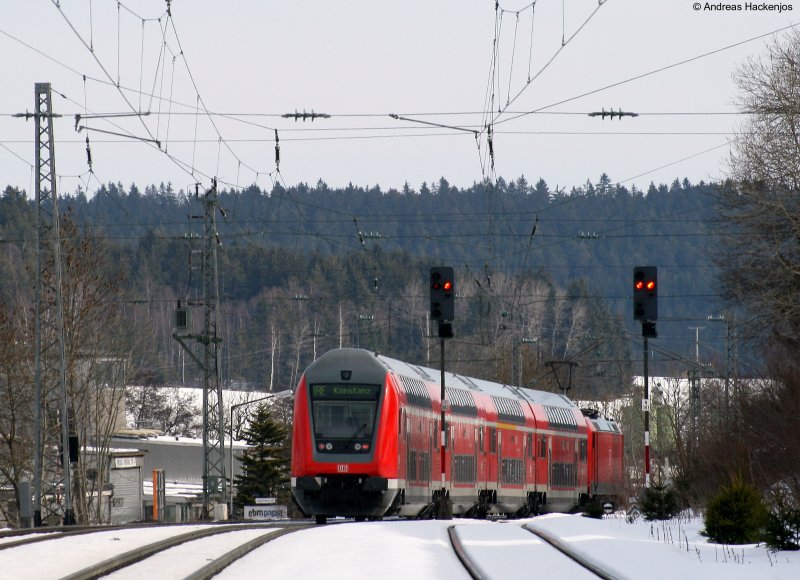 146 230-8 mit dem IRE 4705 (Karlsruhe Hbf-Konstanz) verlsst St.Georgen (Schwarzw)whrend das Signal umschlt 1.3.09