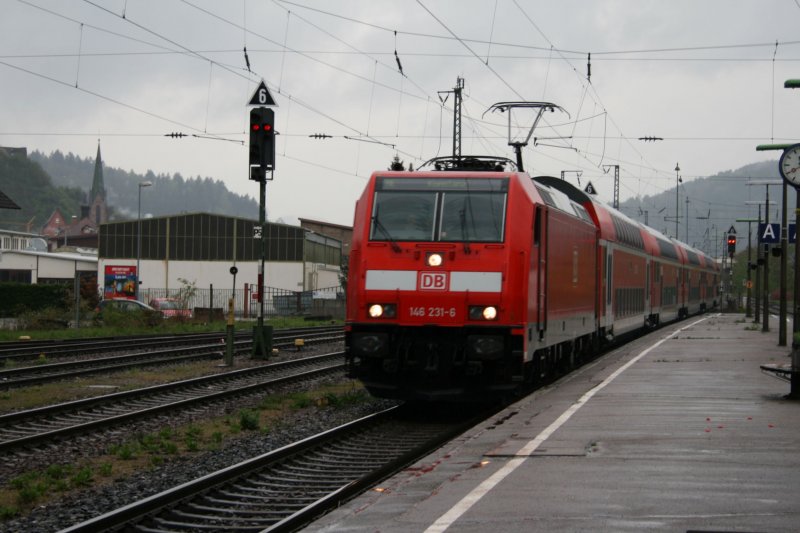 146 231 fhrt mit ihren Zug auf dem Weg nach Konstanz in den Bahnhof Hausach ein.Zwischen Hausach und Villingen ist eine der schnsten Strecken,die wir bis jetzt befahren haben.Aufgenommen am 17.04.09.