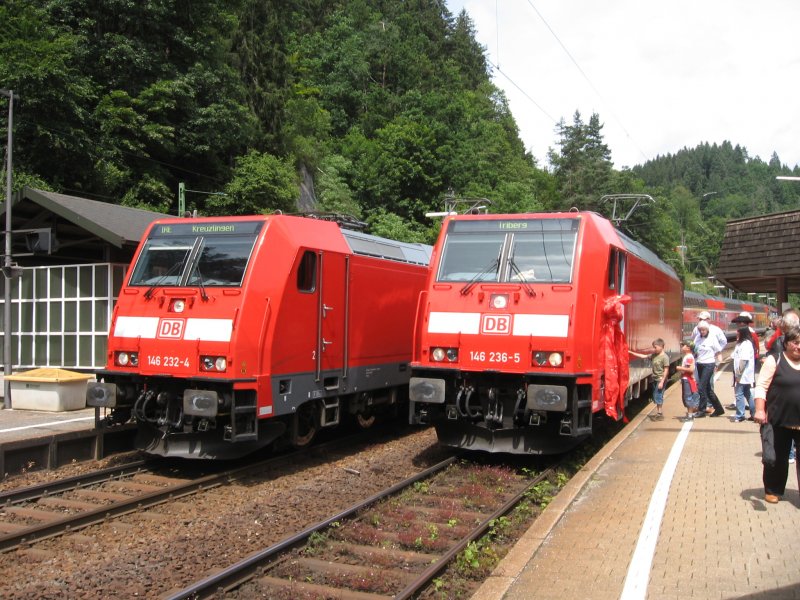 146 232-4 mit dem IRE 5191 und rechts 146 236-5 die wenige Minutne später auf den Namen Triberg getauft wurde.Aufgenommen am 30.6.07
