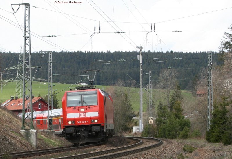 146 232-4 mit dem IRE 4711 am km 68,8 rechts ist noch das ehmalige Planum des 3. Gleis des Somemrauer Bahnhof zuerkennen 25.4.08 (EOS 400D)