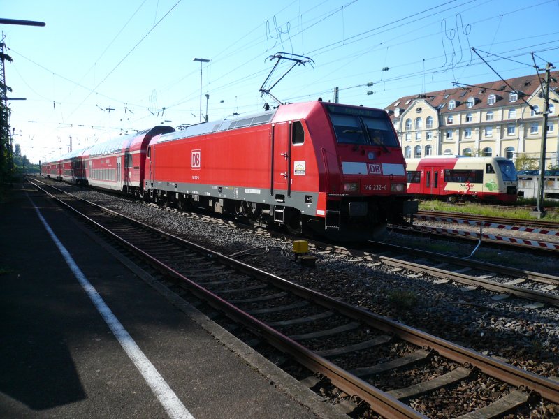 146 232-4 schiebt am 5.8.2007 einen IRE nach Karlsruhe aus dem Bahnhof Radolfzell.