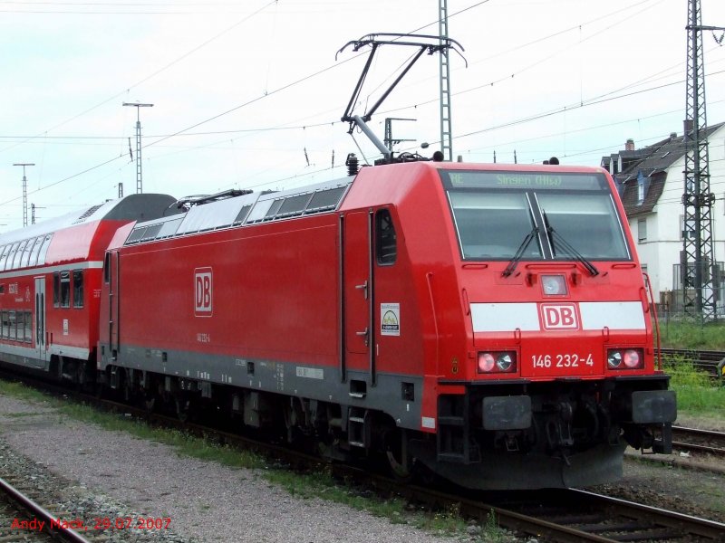 146 232 steht abgestellt im Bahnhof Offenburg am 29.07.2007