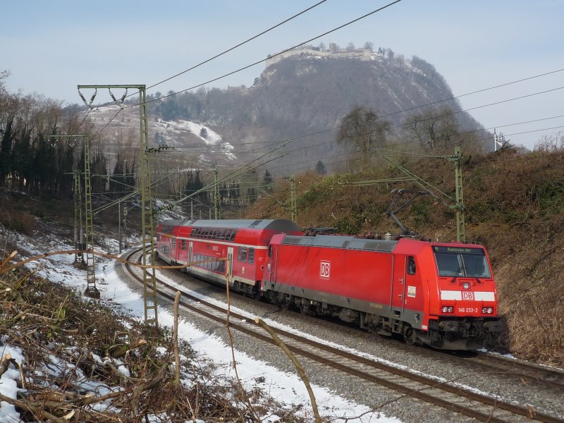 146 233-2  Donaueschingen  schiebt am Fue des Hohentwiels den RE 4708 aus Konstanz nach Karlsruhe Hbf aus Singen. 19.02.09