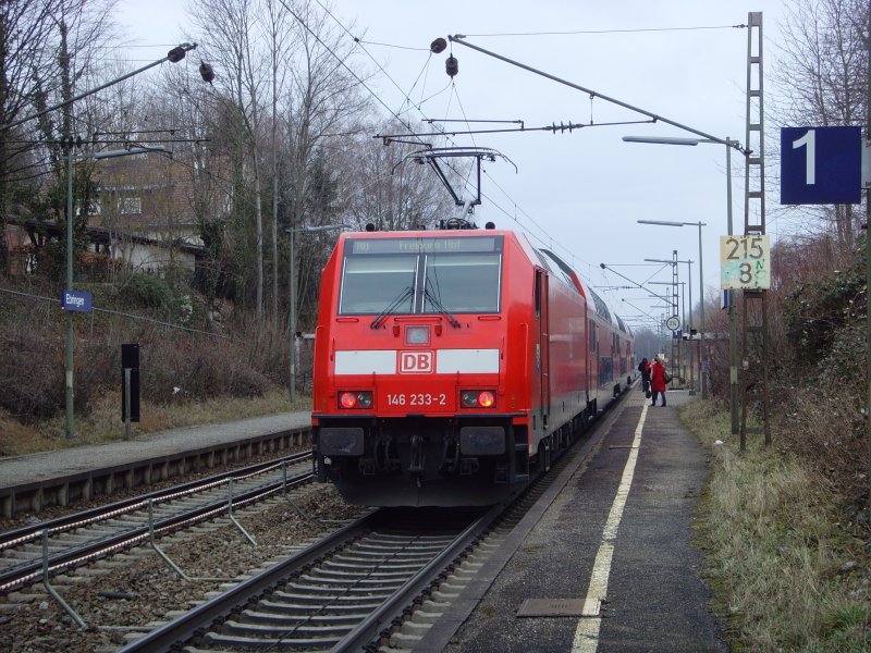 146 233-2 hlt mit der RB Freiburg<>Mllheim am Haltepunkt Ebringen. 21.02.09