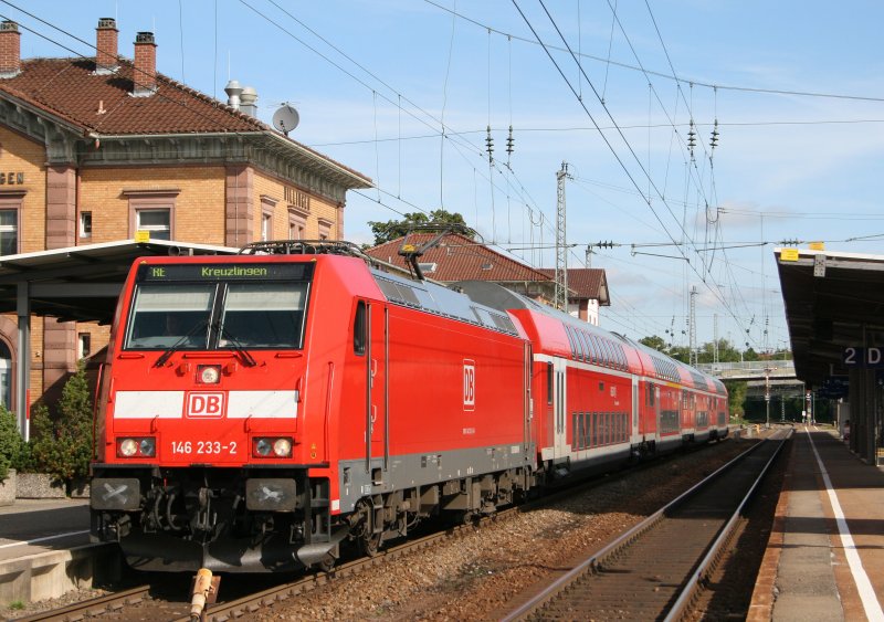 146 233-2 steht mit dem RE 4755 in der Morgensonne des 26.08.08 in Villingen