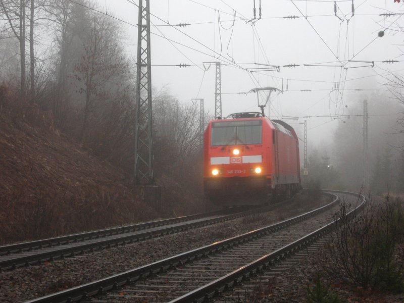 146 233-2 taucht mit dem IRE 4705 aus dem Nebel am B31 der Schwarzwaldbahn 24.11.07