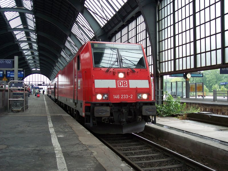 146 233 wartet in Karlsruhe auf ihre Abfahrt nach Konstanz.Habe bei regenbogen die fahrt gewonnen.Ich hatte dort sogar ein Extra reservierten Sitzplatz
Bilder von der fahrt www.georgs-bilderseite.de/regenbogen.html