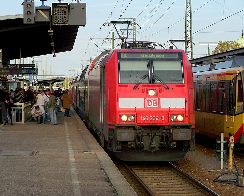 146 234-0 als RE nach Kreuzlingen kurz vor seiner Abfahrt in Karlsruhe Hbf am 30.09.07
