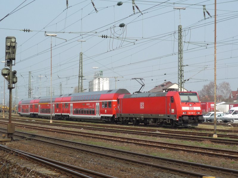 146 236-5  Triberg  steht mit RE-Garnitur abgestellt im Gleisvorfeld
von Radolfzell. 04.05.09