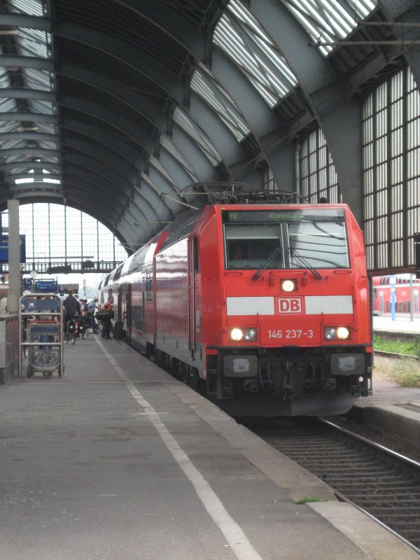 146 237-3 mit dem RE 4709 nach Konstanz am 28. August 2008 in Karlsruhe HBF.