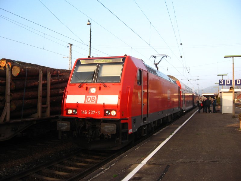 146 237-3 steht mit dem IRE 5185 in Hausach 2.11.07