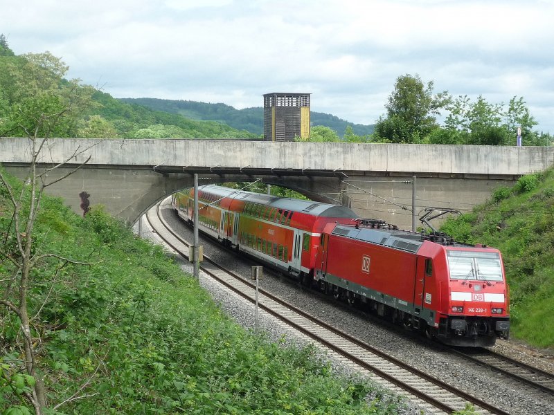 146 238-1 schiebt RE 4708 Konstanz - Karlsruhe Hbf aus Singen(Htw). 28.05.09