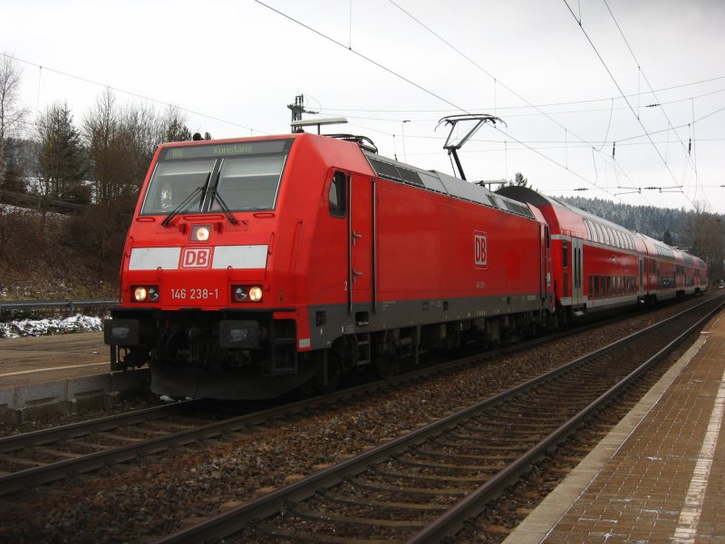 146 238-1 steht mit dem IRE 4705 mit 7min+ und -3C im Bahnhof St.Georgen 15.12.07
