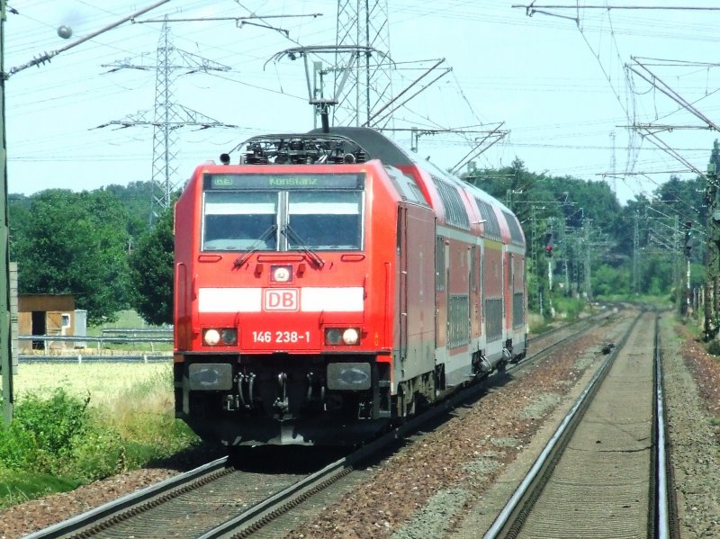 146 238 mit einem RE nach Konstanz zwischen Karlsruhe und Ettlingen West. Dieses Bild ist aus dem Fahrgastraum einer Karlsruher Straenbahn durch die Fhrerstand- und Frontscheibe gemacht worden!