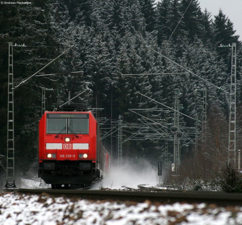 146 239-9 und 229-0 (Zugschluss) mit dem sonntglich verstrkten IRE 4711 (Karlsruhe-Konstanz) am km 69,8 8.2.09 