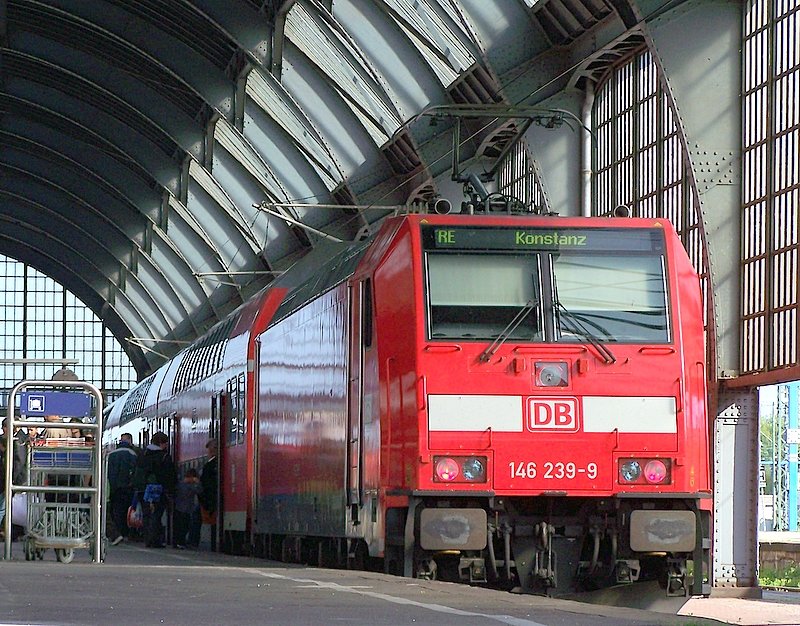 146 239-9 grade nach ihrer Ankunft in Karlsruhe Hbf kommend aus Konstanz. Dieser Zug wird sich nach 15 Minuten aufenthalt wieder zrck Richtung Konstanz aufmachen. 30.09.07