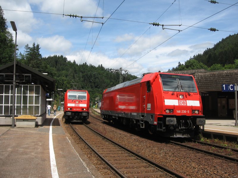 146 239-9 mit dem RE 4709 in Triberg.Rechts steht die firschgetaufte 146 236-5. Aufgenommen am 30.6.07