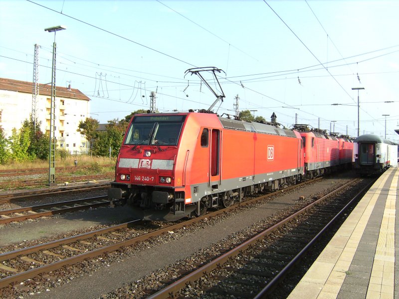 146 240 mit drei 143ern im Schlepp im Bf Bamberg am 22.09.09