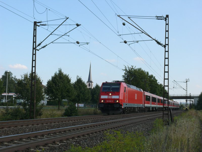 146 242-3 mit RE nach Aschaffenburg Hbf bei Thngersheim, 18.08.2009