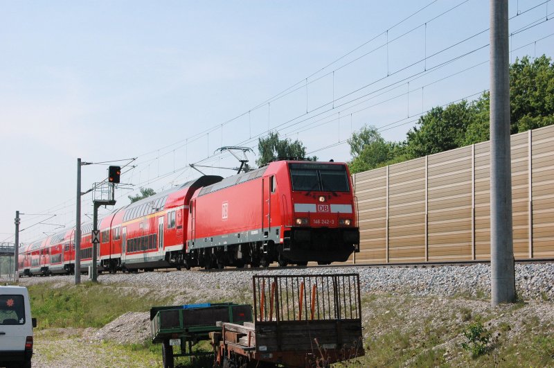 146 242 am 09.05.09 mit RE 30460 kurz vor ereichen des Bahnhof Dachau km 16,1