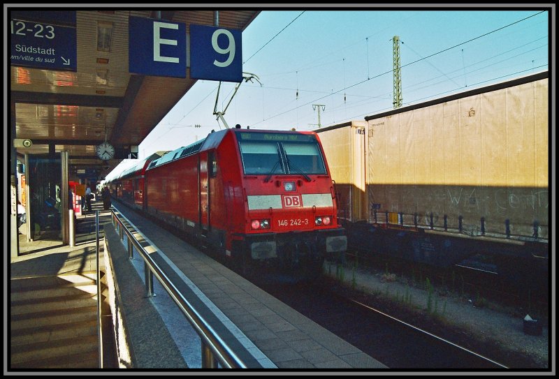 146 242 ist soeben mit einem Regionalexpres von Mnchen nach Nrnbrg auf Gleis 9 eingefahren.