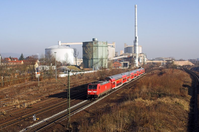 146 245 mit RE von M�nchen nach N�rnberg mit der Zuckerfabrik Regensburg im Hintergrund.