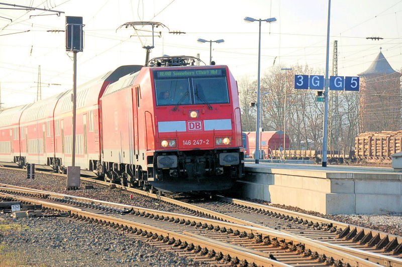 146 247 mit Re Sonneberg/Thr bei der Ausfahrt im Bhf Lichtenfels 26.12.06