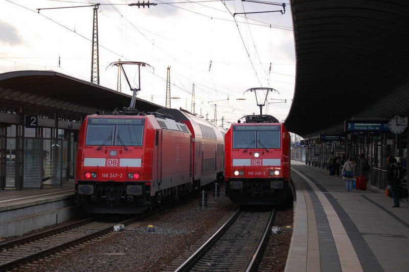 146 247 u. 242 dank einer Weichenst�rung nebeneinander im Bhf Lichtenfels  146 24-3 mit RE nach Sonneberg/Thr auf Gl. 3 
146 247-2 mit RE nach N�rnberg auf Gl 2   03.01.07 