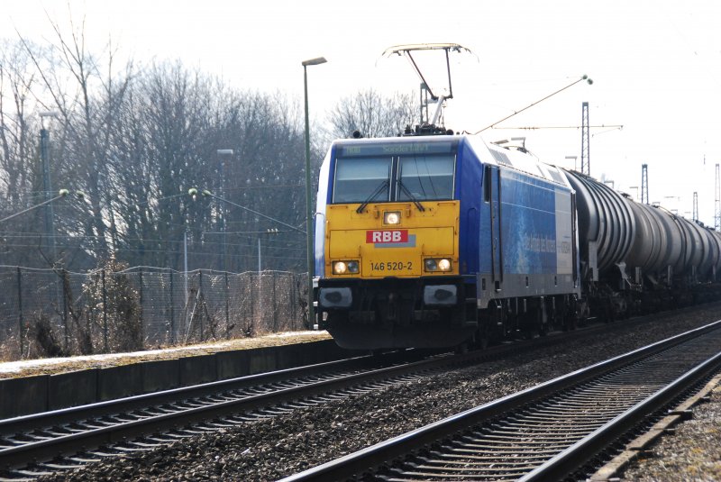 146 520-2 der RBB in farbfroher Werbung der HSH-Nordbank. Die zweite wunderschn lackierte Lok an diesem Nachmittag. Auch sie kam aus Richtung Hamm und rollte gen Bielefeld. Interessant war ihr im Display eingestellter Zielort  Sonderfahrt . Nachmittag des 12.02.2009 an der Steigung zur Avenwedder Brcke
