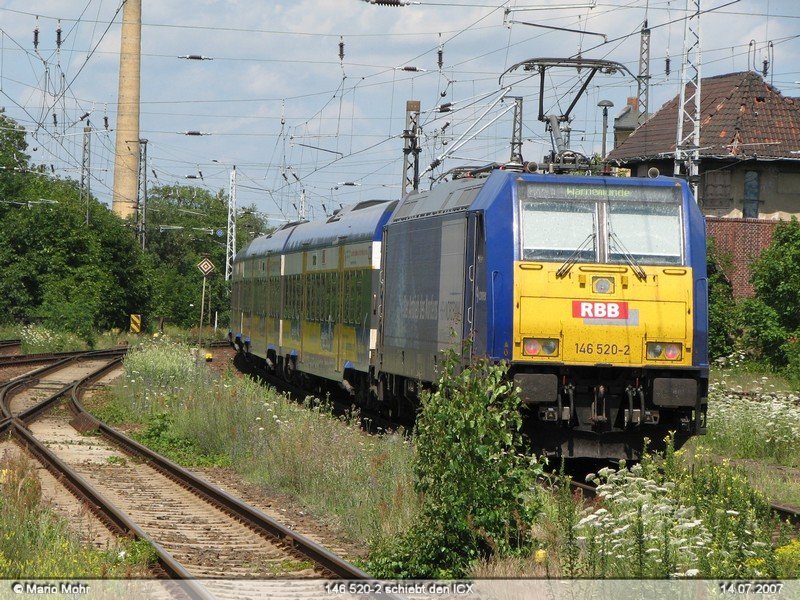 146 520-2 der Regiobahn Bitterfeld Berlin schiebt, am sonnigen 15.7.07, den ICX nach Warnemnde.