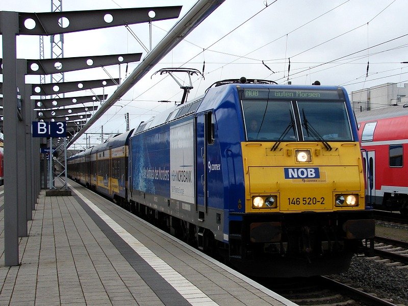 146 520 bei der Ausfahrt aus dem Hbf Rostock. (04.02.07)