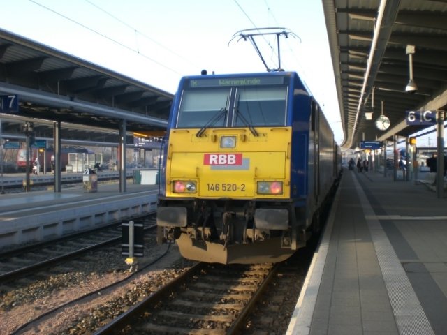 146 520 steht mit dem Interconex 80003 nach Warnemnde in Rostock Hbf, nach kurzem Aufenthalt im Ostseebad wird sie dann die Zuggarnitur als X 80004 nach Leipzig zurckbringen. 31.12.2008