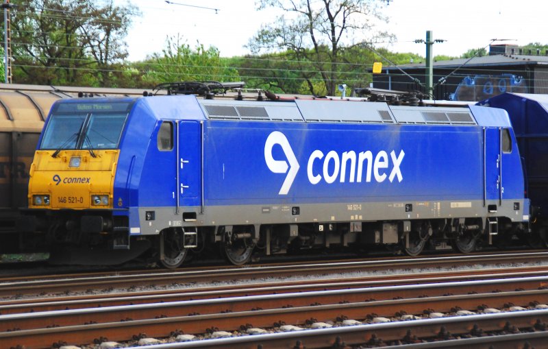 146 521-0 der Connex-Gruppe wartet geduldig auf Ihren nchsten Einsatz. Hier (am 23.04.2009) abgestellt vor einem Gterzug aus brandneuen planengedeckten Gterwagen, die garantiert noch keinen Einsatz hinter sich hatten. Die Lok selbst war fr einige Wochen auf einem nicht elektrifizierten Nebengleis in Gtersloh HBf abgestellt. Am Tag drauf war sie weg; die Gterwagen aber standen, jetzt wieder alleine, noch im Bahnhof.