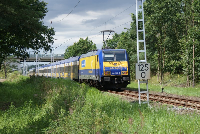 146 522-8 der Inter Connex war am 25.07.2009 auf dem Weg nach Warnemnde,hier kurz hinter einem Bahnbergang in der Nhe von Krakow am See.