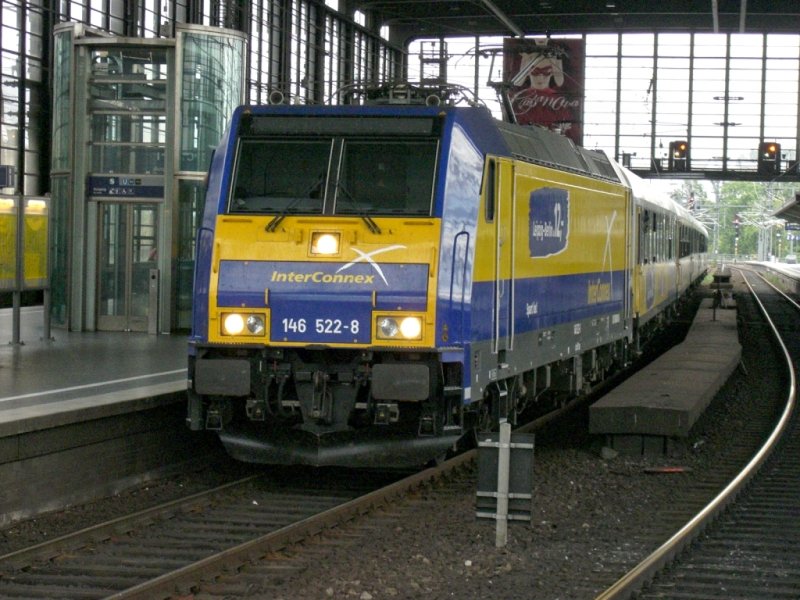 146 522 mit ihrem Berlin - Leipzig Zug am Haken in Berlin Zoologischer Garten (04.08.2006).