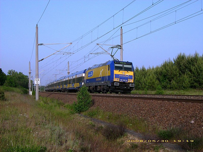 146 522 schiebt ihren InterConnex seinem Ziel Berlin Hbf entgegen. Fotografiert am 30.05.08 in Muldenstein.