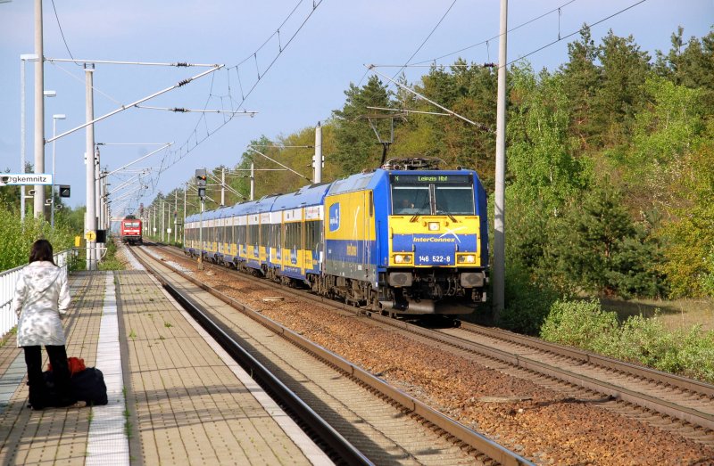 146 522 berholt mit ihrem InterConnex nach Leipzig Hbf in Burgkemnitz die RB nach Halle(S). Fotografiert am 26.04.09.
