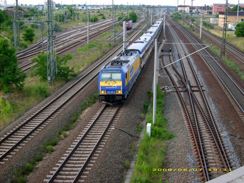 146 522 zieht am 07.06.08 den InterConnex von Berlin Hbf kommend durch Bitterfeld weiter nach Leipzig Hbf. Im Hintergrund ist der Bahnhof zu erkennen.
