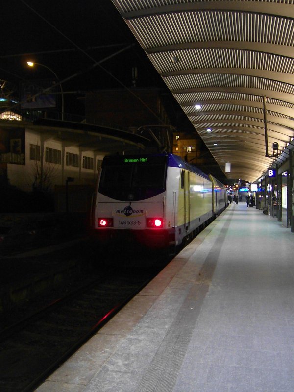 146 533-5 steht am 2.01.09 mit ME 81170 Hamburg Hbf - Bremen Hbf in Hamburg Hbf auf Gl. 14 und wird in wenigen Minuten die Fahrt nach Bremen antreten.