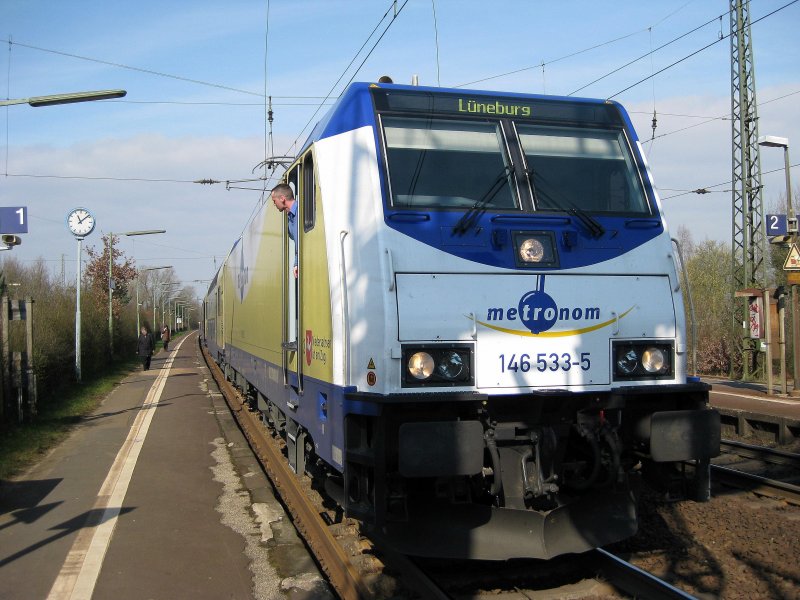 146 533-5 steht am 31.03.09 mit MEr 36511 Hamburg-Harburg - Lneburg in Ashausen zur Weiterfahrt bereit. 
