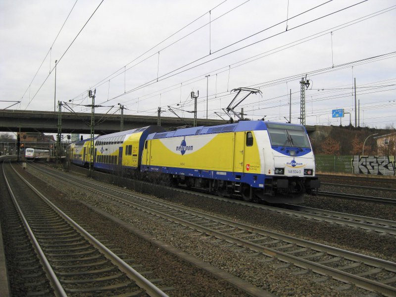 146 534-3 schiebt am 31.01.09 den MEr 36621 aus Tostedt in den Bahnhof von HH-Harburg.