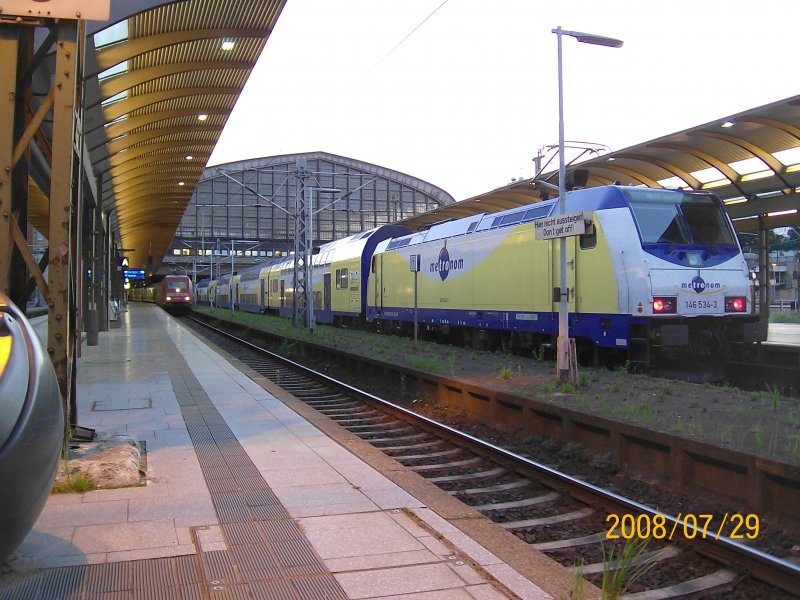 146 534-3 steht am Morgen des 29.07.08 mit ME 80931 nach Uelzen im Hamburger Hbf. 146 534-3 hat noch nicht den Pantograph und die Fahrtrichtung gewechselt.