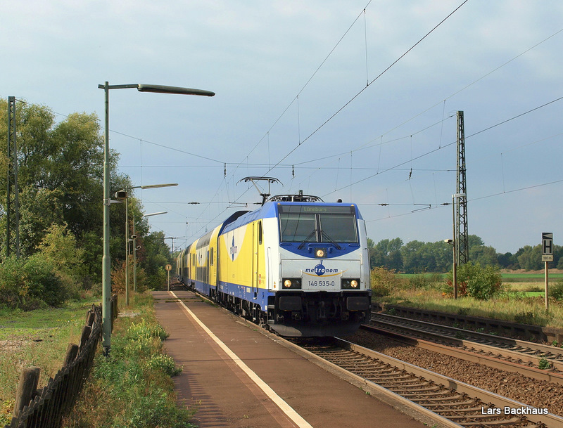 146 535-0 fhrt am 26.09.09 mit dem MEr 36519 Hamburg-Harburg - Lneburg in den Bahnhof von Ashausen ein.