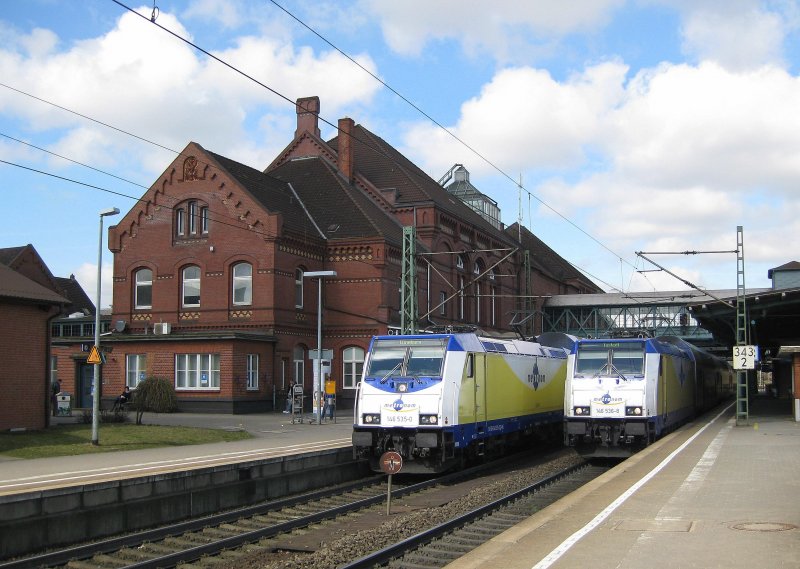 146 535-0 mit MEr 36517 nach Lneburg und 146 536-8 mit MEr 36616 nach Tostedt stehen am 1.04.09 vor dem Empfangsgebude des Hamburg-Harburger Bahnhofs.