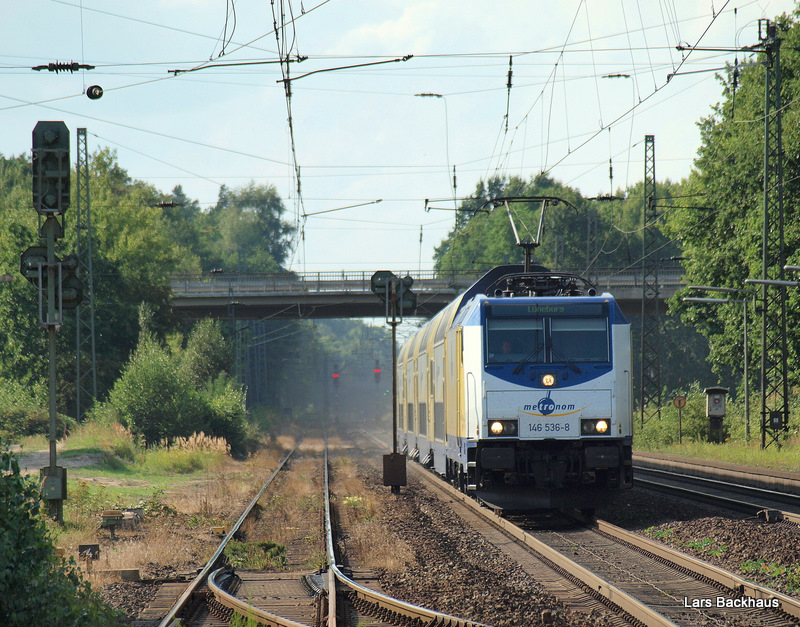 146 536-8 bremst den MEr 36523 Hamburg-Harburg - Lneburg nach der Fahrt mit 160 km/h aus Winsen (Luhe) kommend bei der Einfahrt in den Bahnhof von Radbruch am 16.08.09.