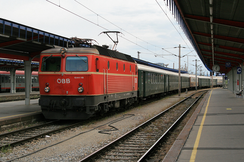 14.6.08 Eine Lok im Wandel der Zeit, bei der Auslieferung war die Lok noch mit dem Pflatsch versehen. Dann kam der Zeitpunkt als sie mit der Wortmarke verschandelt wurde. In der derzeitigen Umbauphase von der 1044 zur 1144 verlor die 1044 119 ihr Blutorange und besitzt ab jetzt das Valousek Design. Hier bespannte die Lok den EZ 1974 von Mrzzuschlag nach Wien Sdbahnhof.