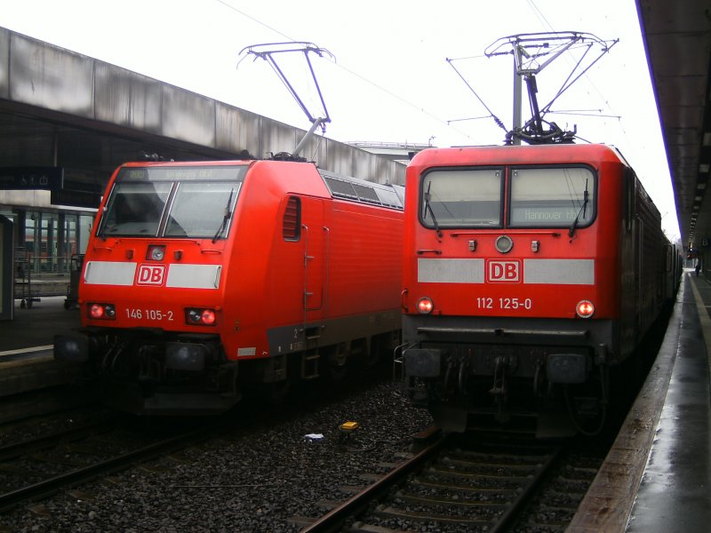 146.105-2 un 112.125-0 mit ihren RE´s nach Bremen und von Wolfsburg am 08.03.2009 in Hannover HBF