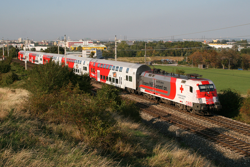14.9.07 Eine der wenigen sonnigen Aufnahmen von der Rot-Kreuz-Werbelok. Die Fotostelle selbst ist leider schon so verwachsen, da es nicht mehr mglich dort zu fotografieren. Die weie Seite war fr mich die schnere doch gab es nur wenig Momente diese auch zu erwischen. Mit viel Glck gelang es mir die 1116 264 mit dem R 2225 von Retz nach Wr. Neustadt sonnig und ohne Gegenzugschaden (3sec spter und das Foto htte ich kbeln knnen) abzulichten!
